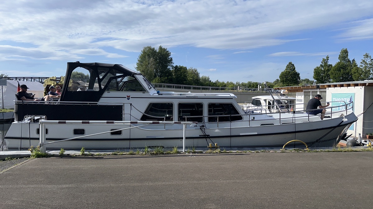 Motoryacht im Hafen als Beispiel für persönliche Bootsüberführung