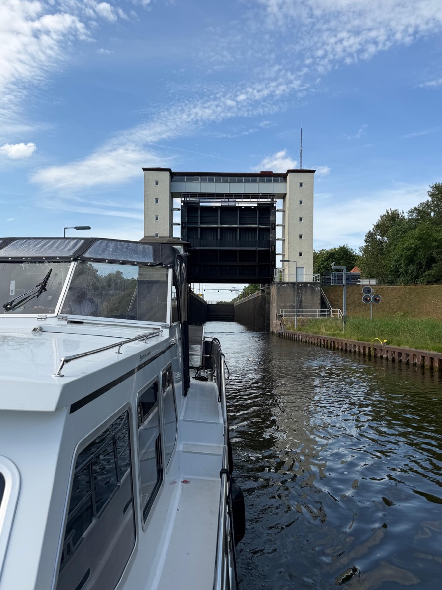 Motoryacht vor einer Schleuse im deutschen Binnenbereich