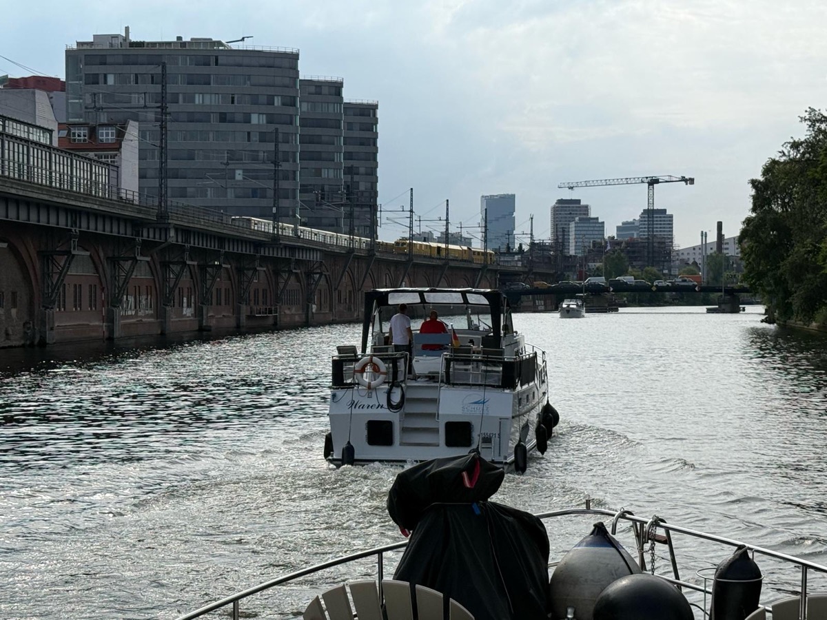Motoryacht auf einem Stadtkanal während einer Binnenüberführung